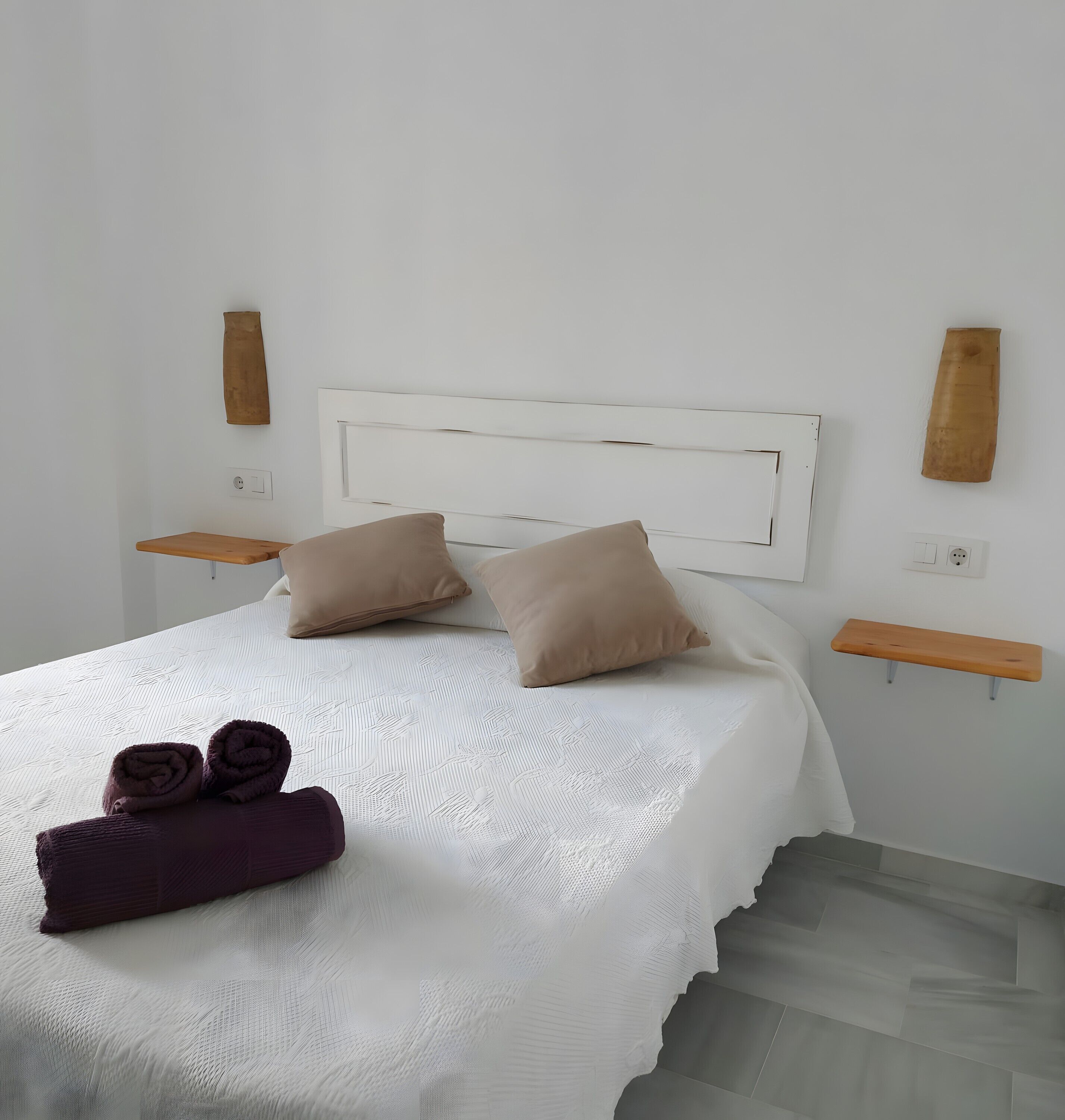 Tabla de planchar con plancha, wifi, ropa de cama