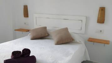Tabla de planchar con plancha, wifi, ropa de cama