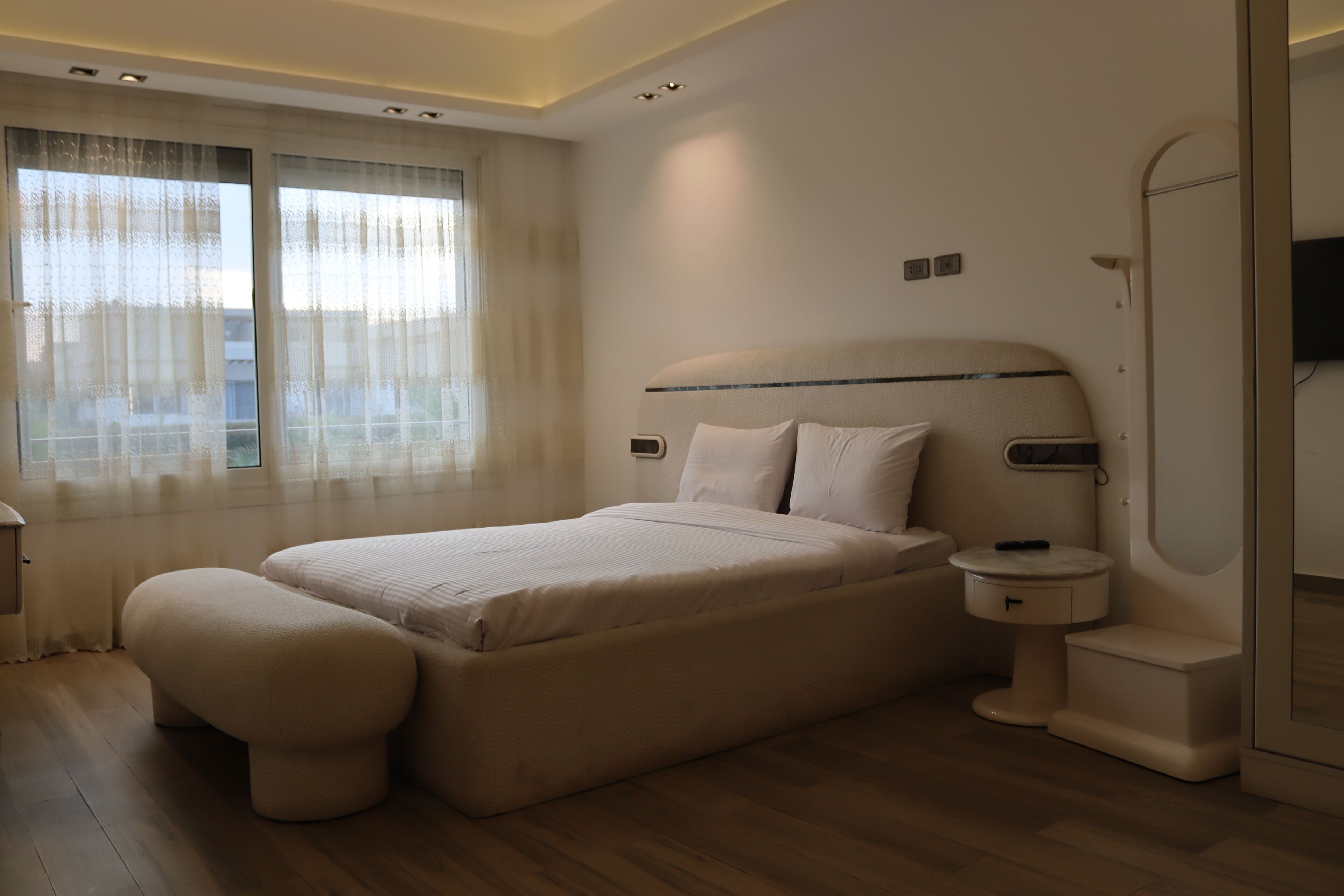 5 bedrooms, iron/ironing board, internet, bed sheets