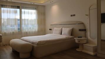 5 bedrooms, iron/ironing board, internet, bed sheets