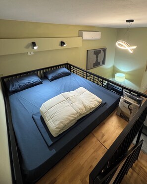 Tabla de planchar con plancha, wifi y ropa de cama 