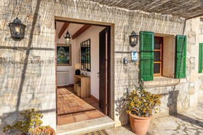 Exterior detail - Villa Figueres, newly furnished and private pool (Pollença)