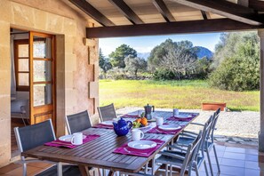 Outdoor dining - Villa Figueres, newly furnished and private pool (Pollença)