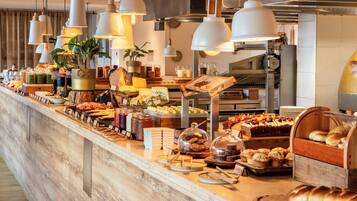 Café da manhã feito na hora grátis todos os dias