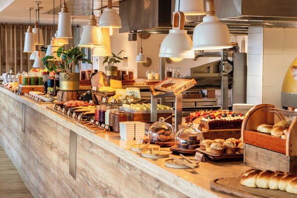 Un bufé con distintos alimentos y una estación de café.