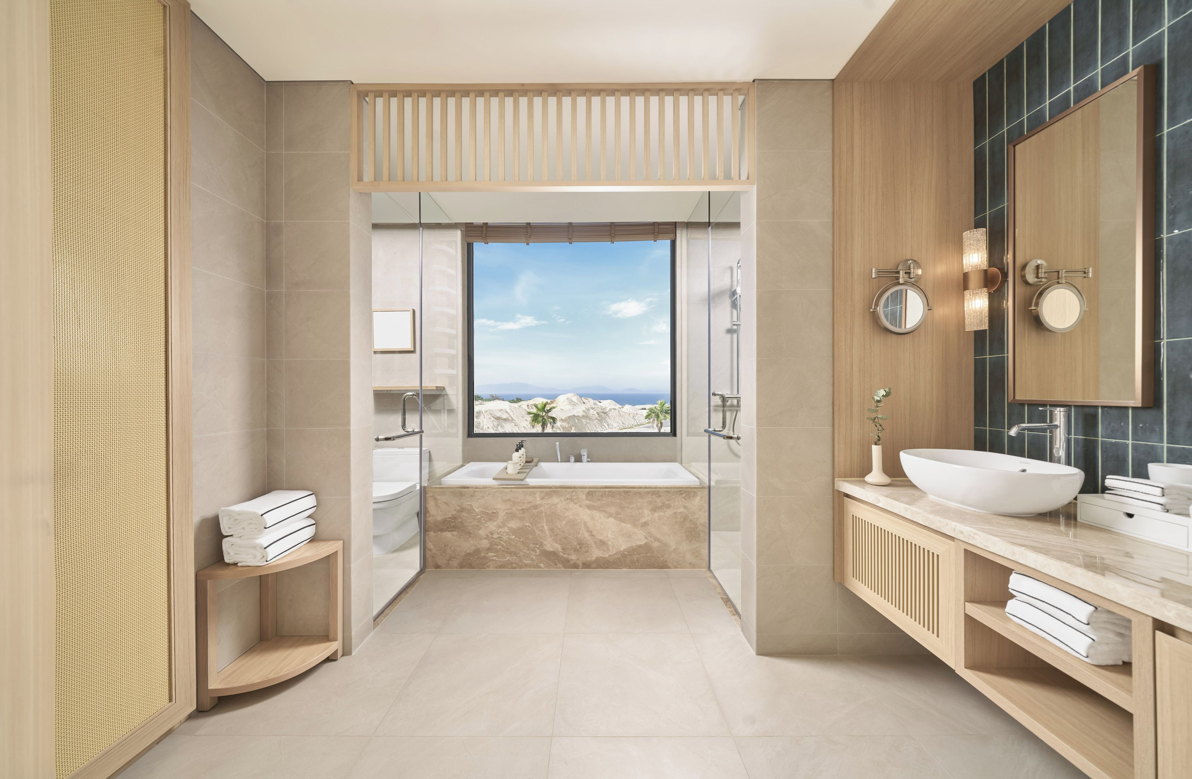 Une salle de bain moderne avec une grande fenêtre, une baignoire et un lavabo.