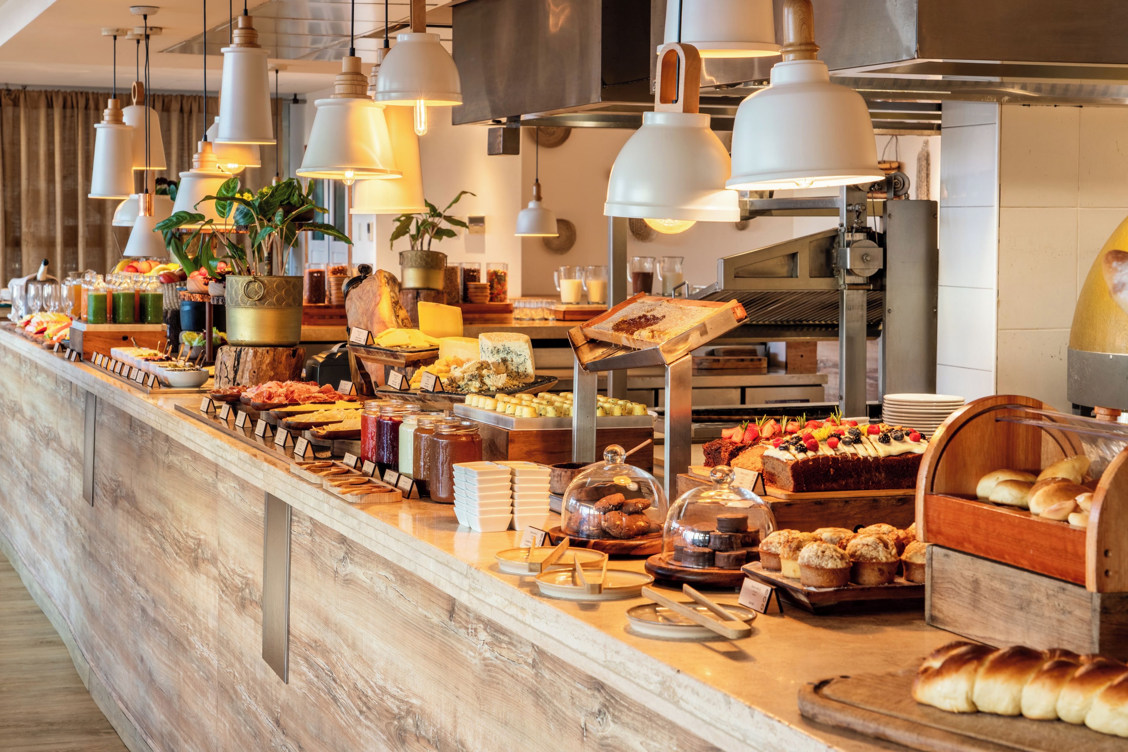 Ein reichhaltiges Buffet mit verschiedenen Speisen und einer Kaffeestation.