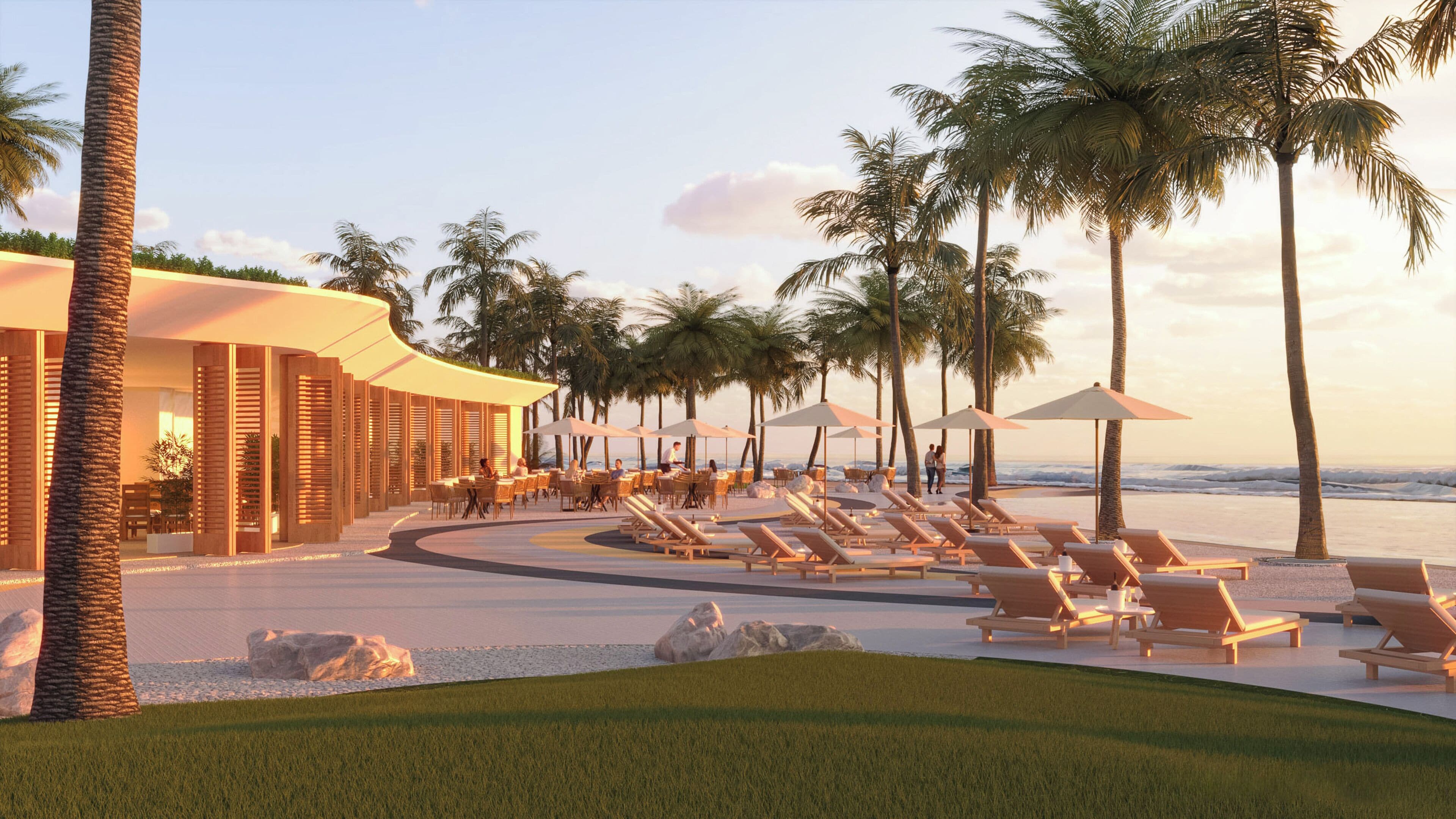 Un resort frente a la playa con asientos al aire libre y palmeras.
