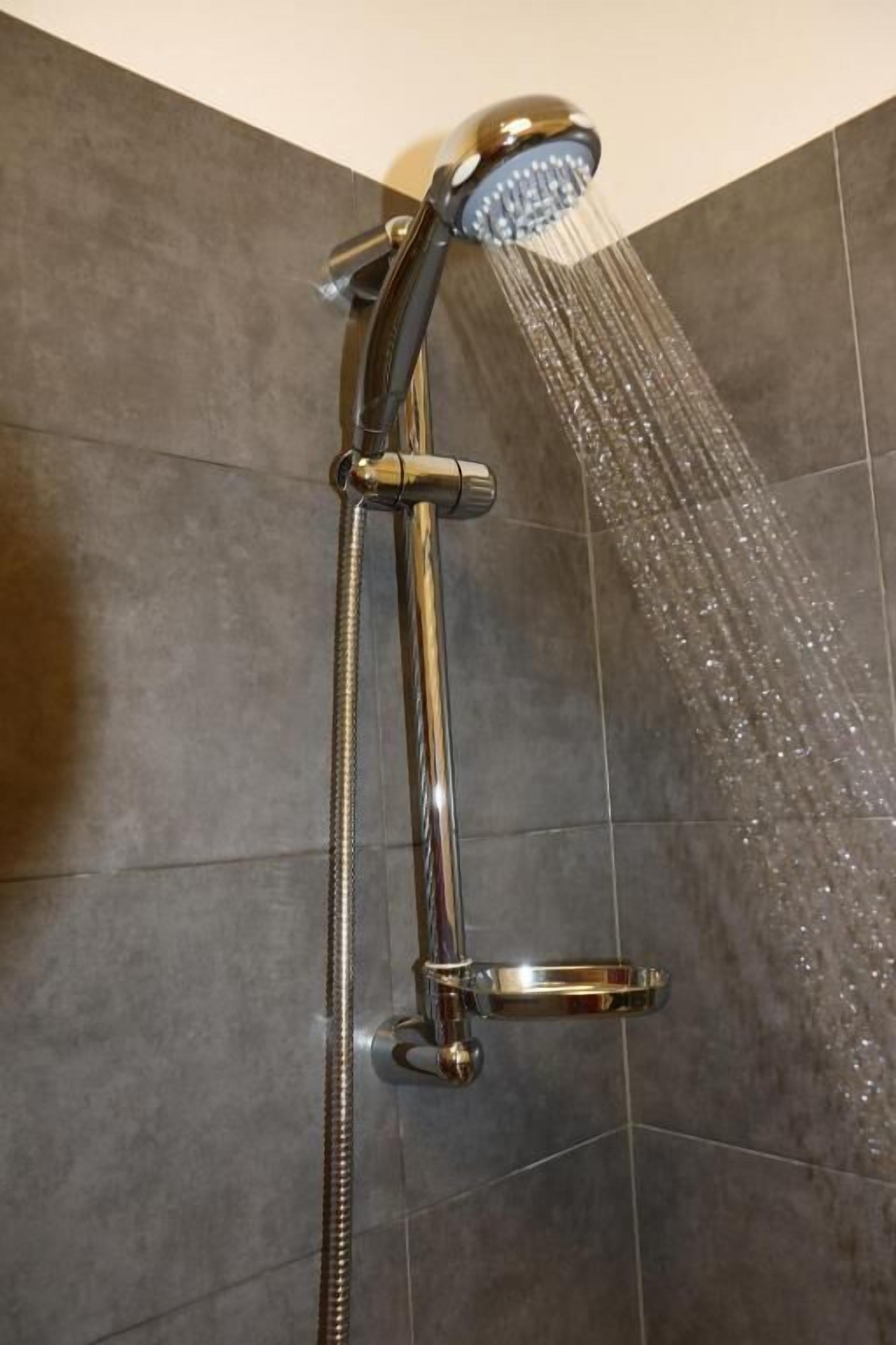 Shower, pengering rambut, handuk, dan sabun