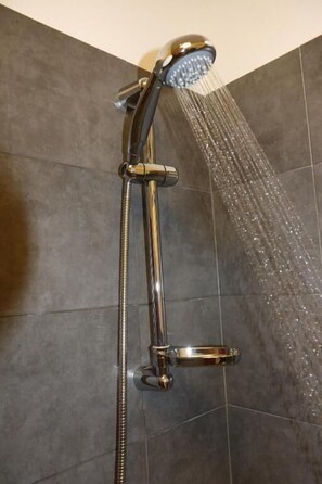 A showerhead with water flowing from it. - Student's Hostel San Leonardo (Parma)