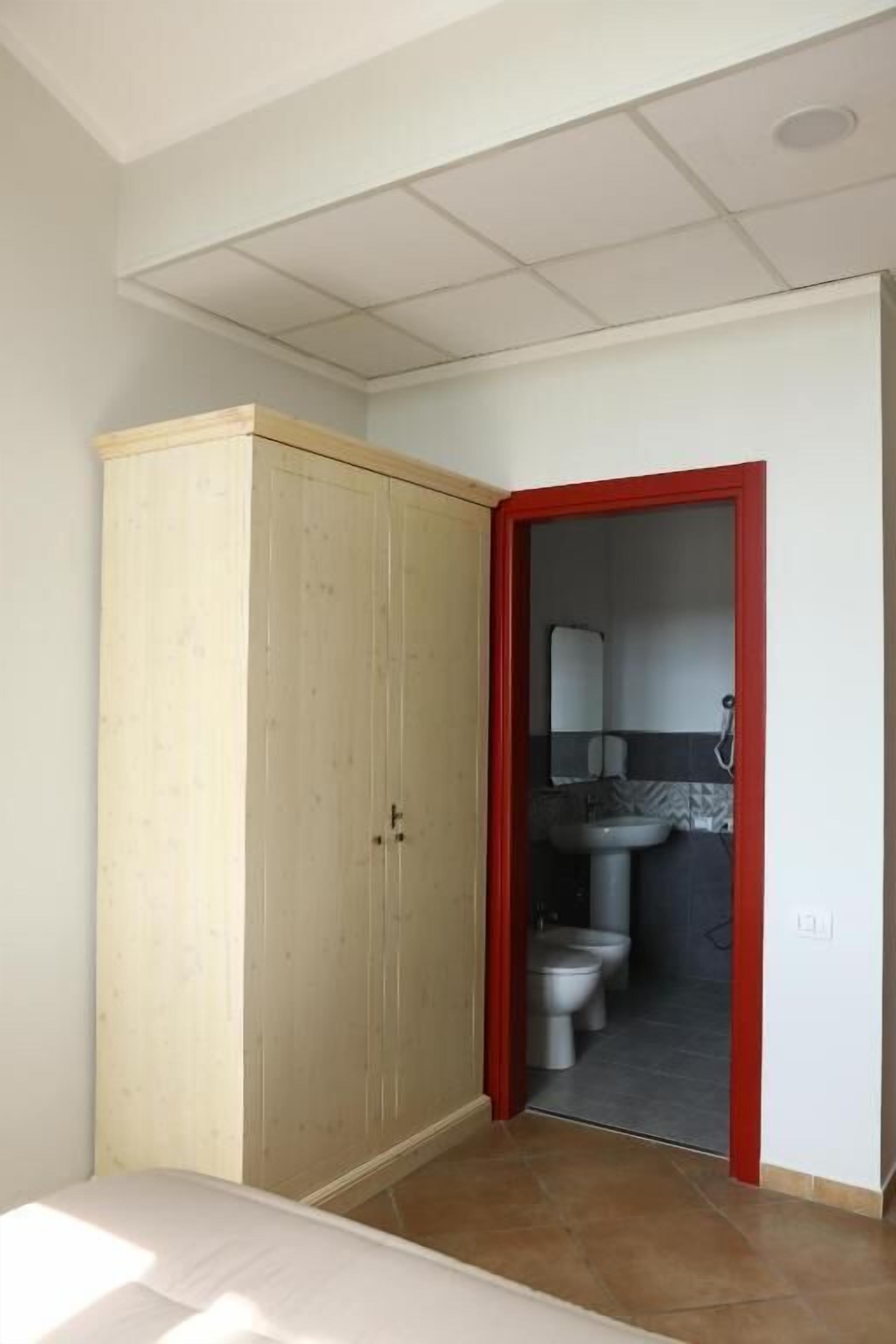 Desk, free WiFi, wheelchair access