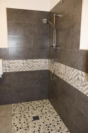 Shower, hair dryer, towels, soap - Student's Hostel San Leonardo (Parma)