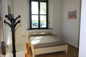 Habitación básica con 2 camas individuales, 2 camas individuales | Escritorio, wifi gratis y acceso para silla de ruedas