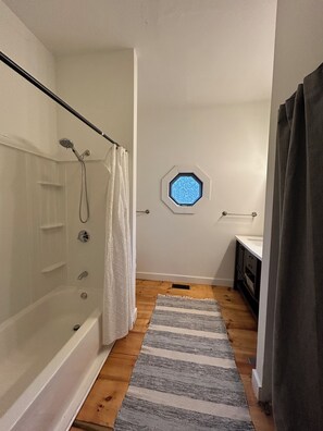 Hiustenkuivaaja, pyyhkeet, saippua, vessapaperi