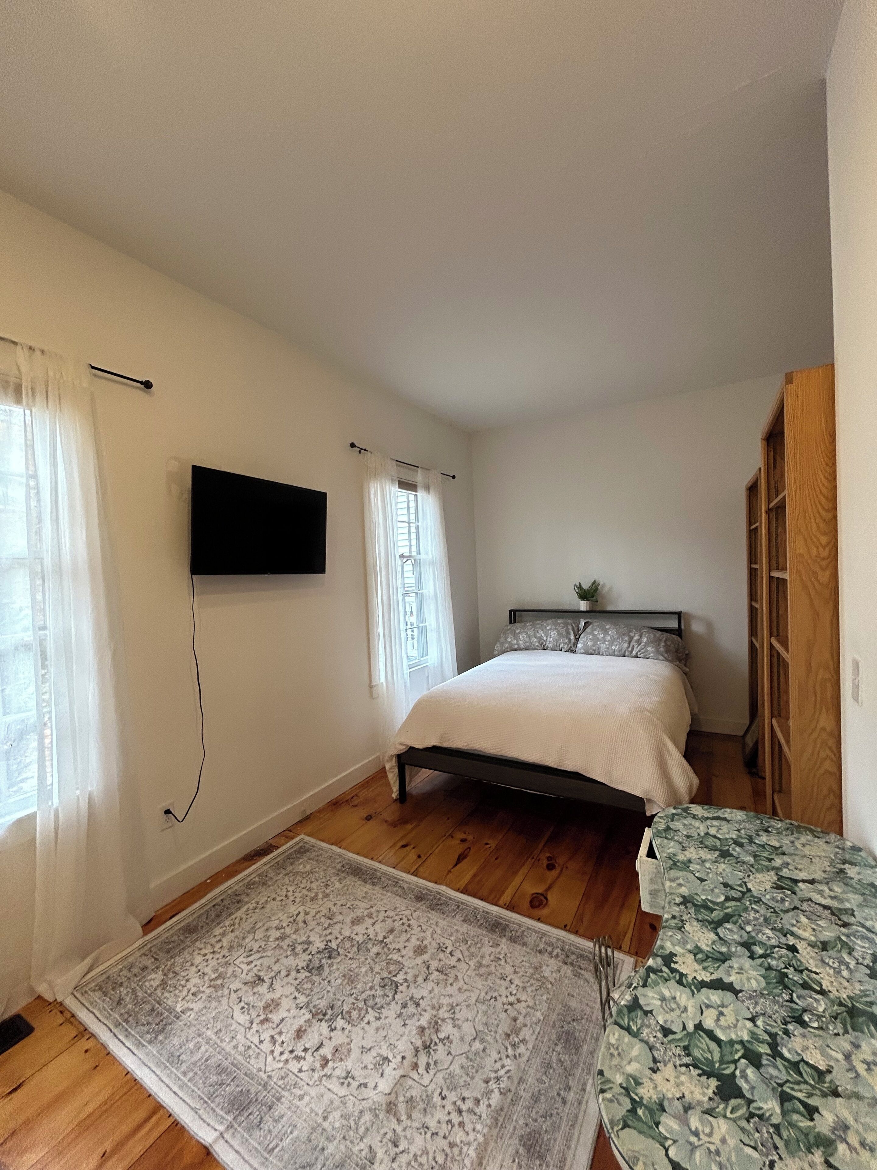 Iron/ironing board, WiFi, bed sheets