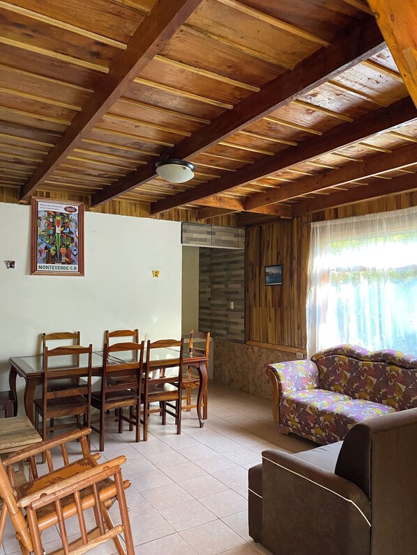 Interior - Alojamiento sencillo, sin lujos, ideal para descansar rodeado de naturaleza (Monteverde)