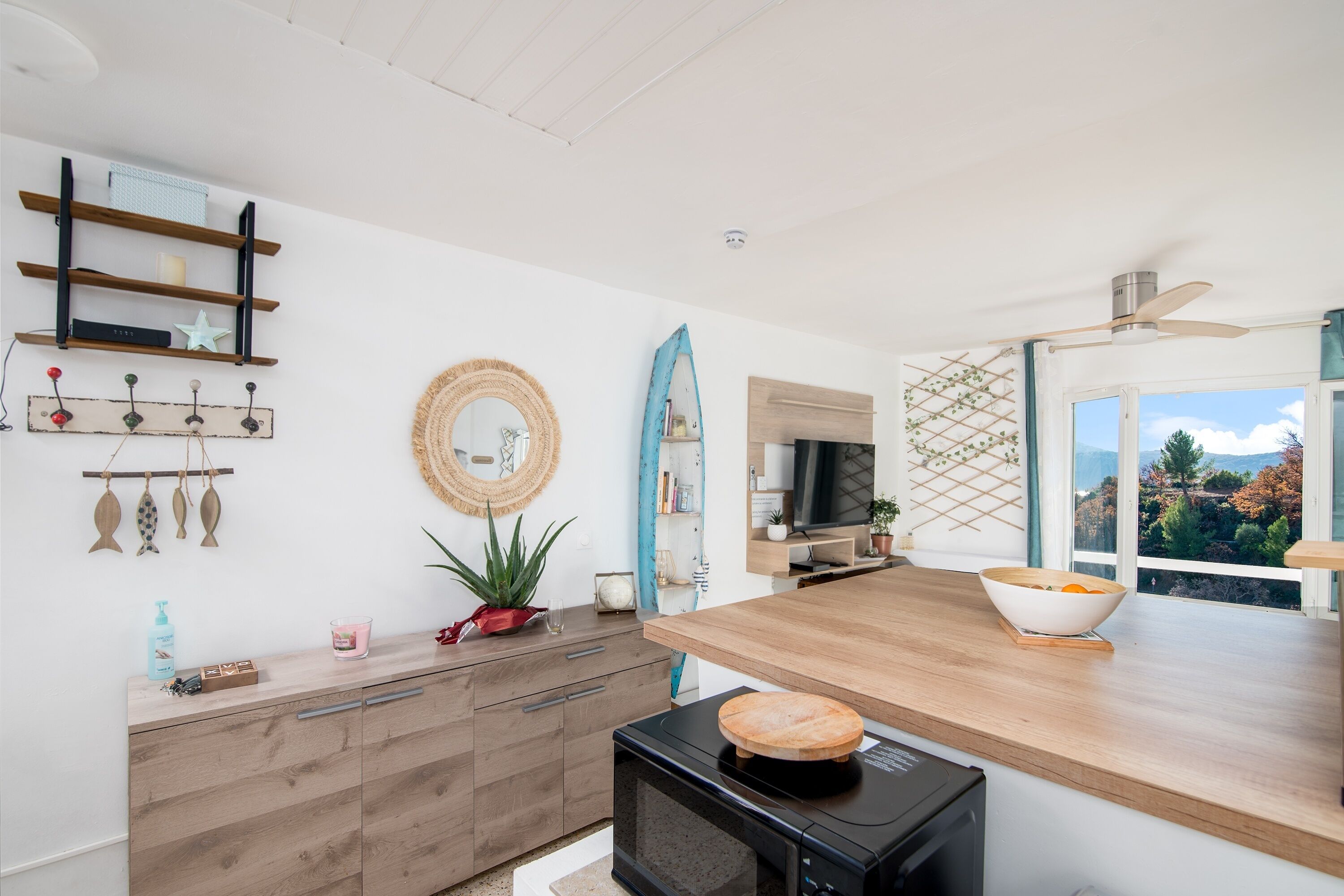 Refrigerador, microondas, horno y cafetera y tetera 