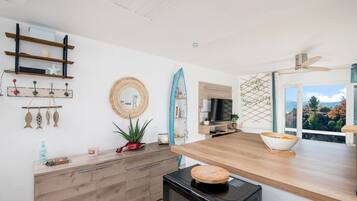 Een koelkast, een microgolfoven, een oven