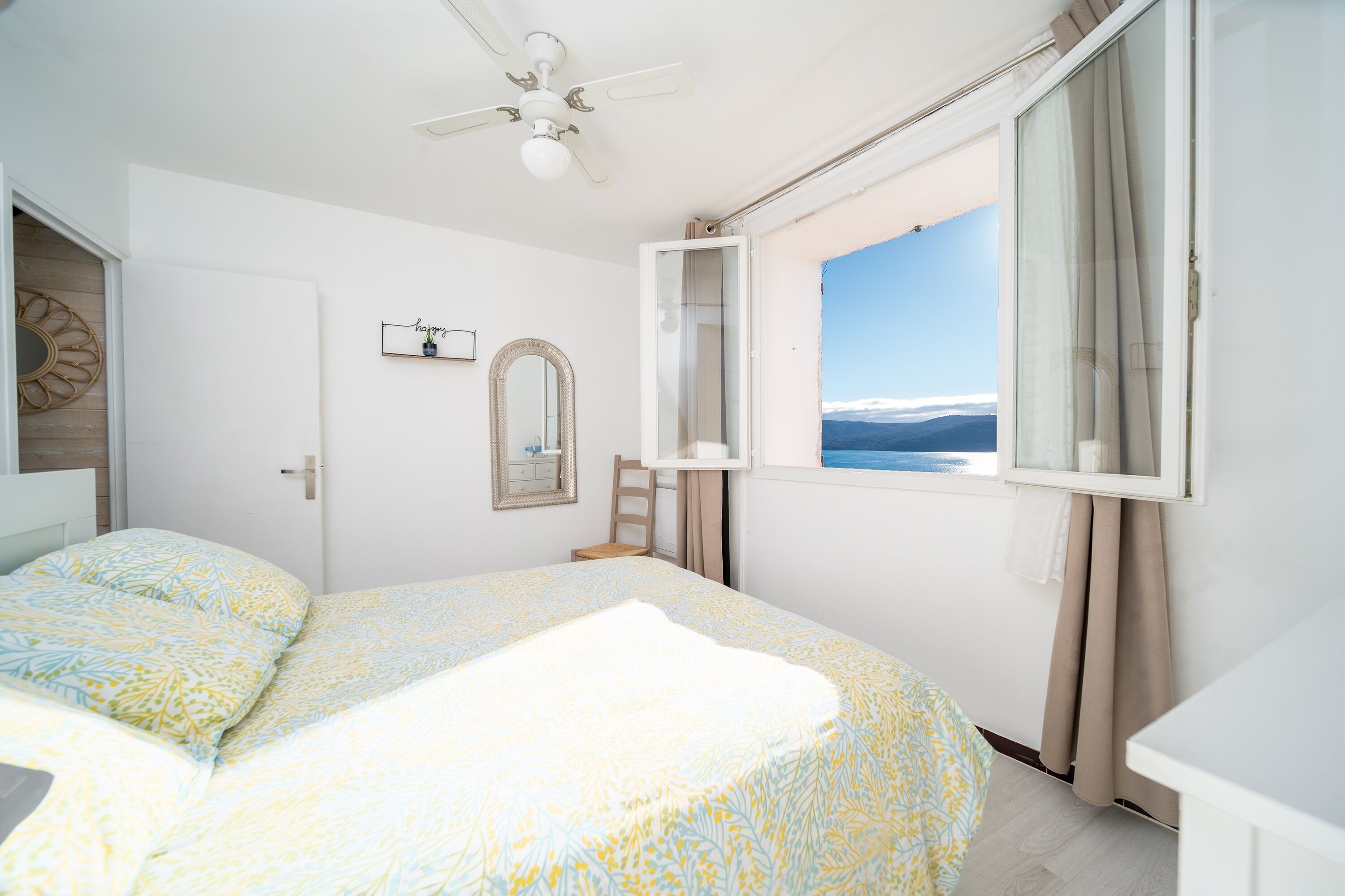 Een strijkplank/strijkijzer, gratis wifi, beddengoed