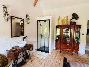 Hair dryer, towels, soap, shampoo - Le Hameau Fleuri (Pierrefitte-en-Auge)