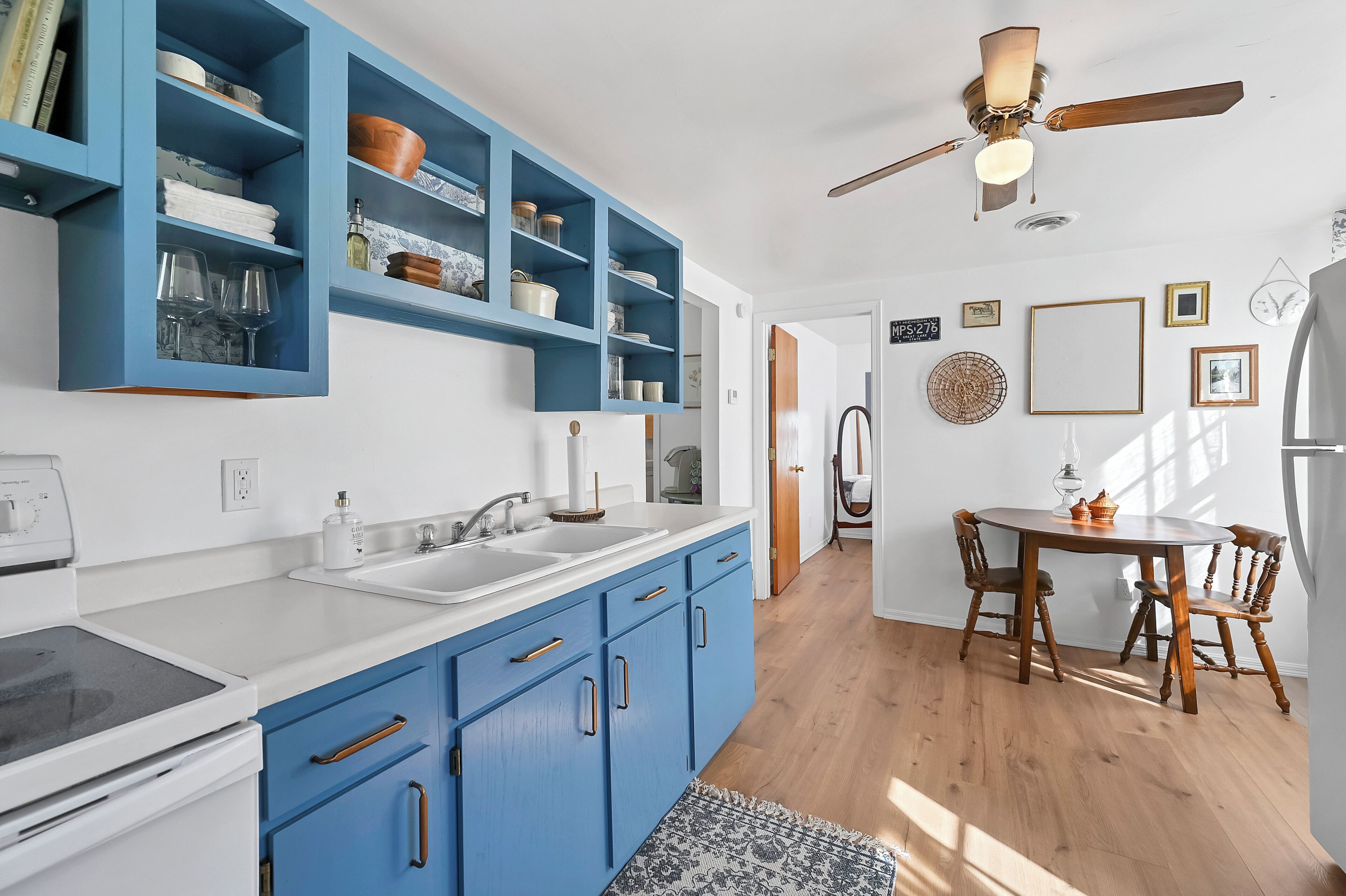 Een microgolfoven, een oven, een kookplaat