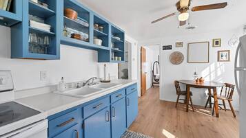 Een microgolfoven, een oven, een kookplaat