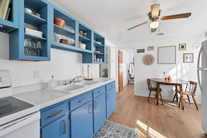 Micro-ondes, four, plaque de cuisson