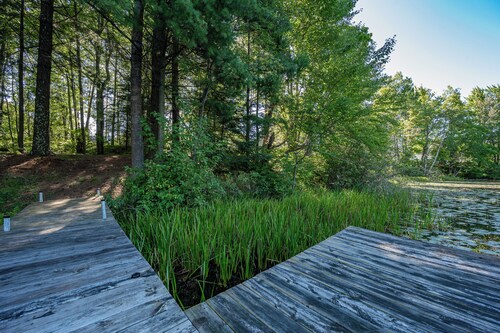 Cozy 1-bedroom cottage with waterfront views