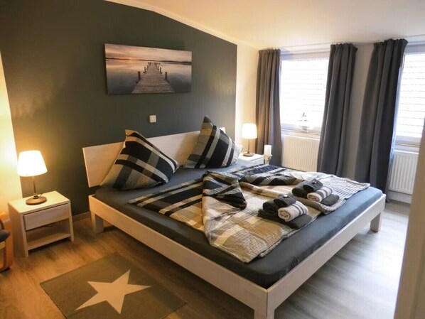 Room - Nordwind is an accessible vacation home in Dornum that can accommodate up to 6 guests. With 3 bedrooms, 2 bathrooms, and 110 square meters of space, it offers comfort for families and groups of friends. Just 2 km from the beach, 1 km from downtown—ideal.. (Dornum)