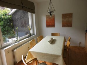 Dining - Nordwind is an accessible vacation home in Dornum that can accommodate up to 6 guests. With 3 bedrooms, 2 bathrooms, and 110 square meters of space, it offers comfort for families and groups of friends. Just 2 km from the beach, 1 km from downtown—ideal.. (Dornum)