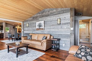Living area - Blueberry Point on Richard's Island Pointe au Baril (Pointe au Baril)