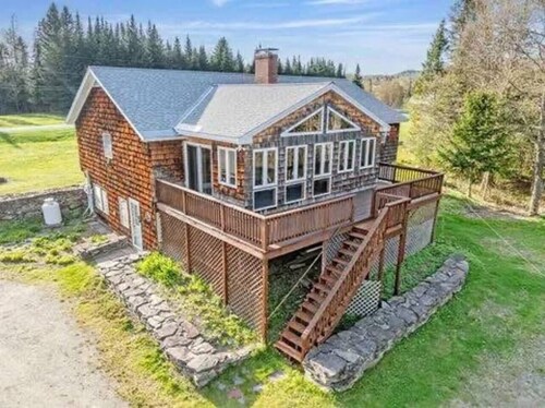 Beautiful 4-bedroom house in Pittsburg perfect for your four-seasons getaway