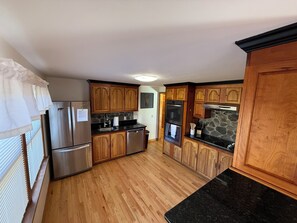 Private kitchen - Beautiful 4-bedroom house in Pittsburg perfect for your four-seasons getaway (Pittsburg)