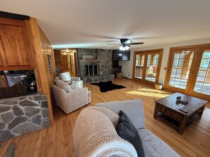 Living area - Beautiful 4-bedroom house in Pittsburg perfect for your four-seasons getaway (Pittsburg)