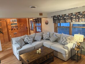 Living area - Beautiful 4-bedroom house in Pittsburg perfect for your four-seasons getaway (Pittsburg)