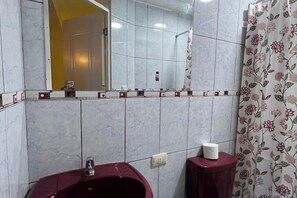 Shower, towels, soap, toilet paper - Entire accommodation: rental unit in Cusco, Peru (Cusco)