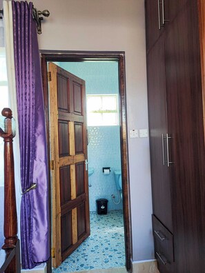 Ducha, pantuflas, toallas, jabón