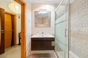Shower, hair dryer, towels - Apartment Peace and Quiet - By Wehost (Funchal)