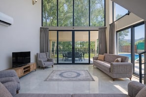 TV - Villa Ana - Five Bedroom Villa, Sleeps 10 (Merkez)