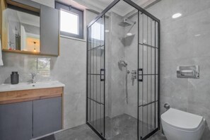 Douche, sèche-cheveux, serviettes fournies