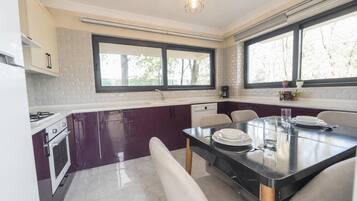 Réfrigérateur, four à micro-ondes, un four, lave-vaisselle