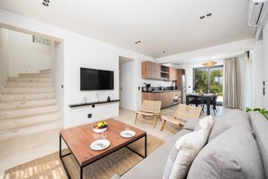 Ein modernes Apartment mit Essbereich, Küche und einem Balkon mit Blick.