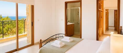 6 bedrooms, iron/ironing board, WiFi, bed sheets