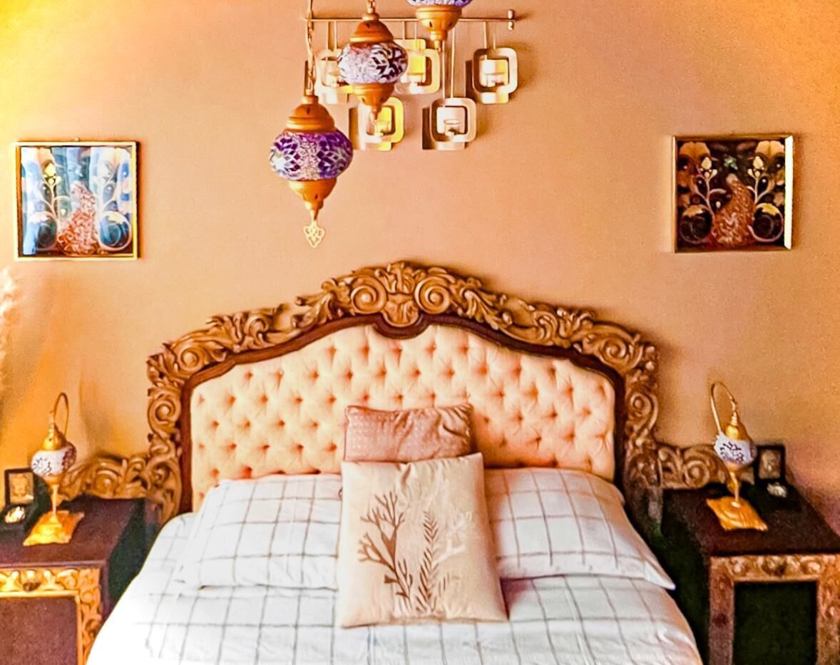 8 bedrooms, WiFi, bed sheets