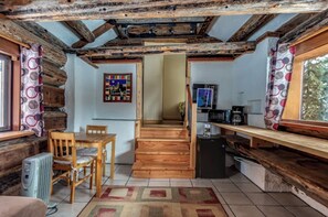 Classic-talo, näköala puutarhaan | Ruokailu