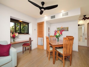 Living Room - Walk to Snorkeling, Waves & Wailea Beach Path (Wailea)