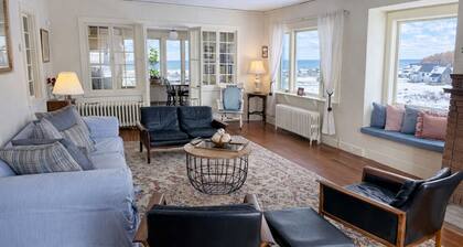 Main Unit of Two family home/pet friendly