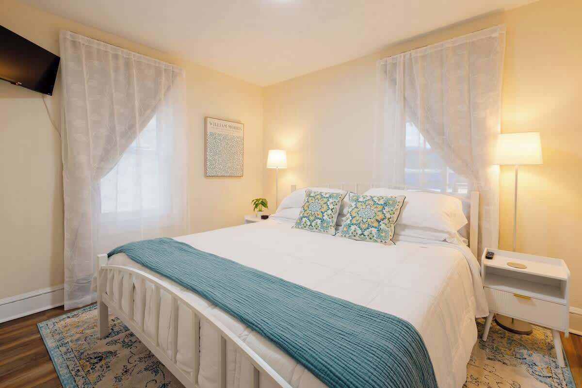 Tabla de planchar con plancha, wifi, ropa de cama