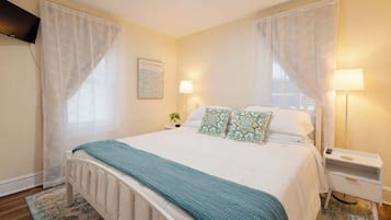 Tabla de planchar con plancha, wifi, ropa de cama