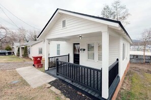 Exterior - Highland Cottage in the Heart of Johnson City (Johnson City)